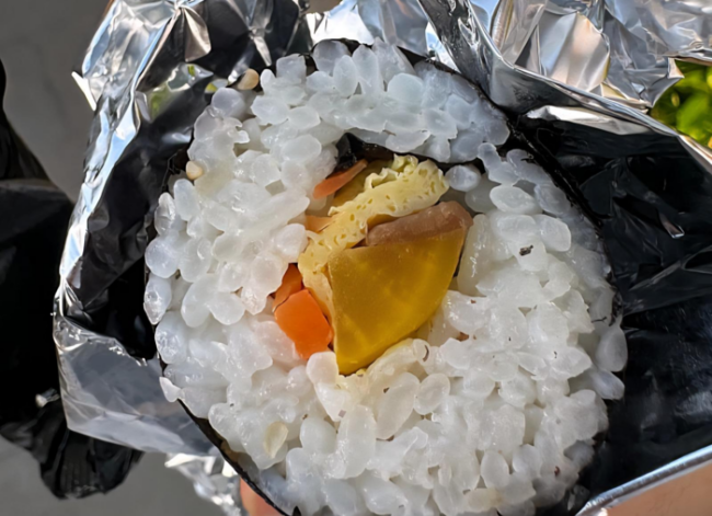 최근 탐라문화제에서 판매돼 부실 논란이 불거진 김밥.