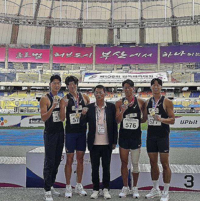 왼쪽부터 광주시청 육상팀 고승환, 김명하, 심재용 감독, 모일환, 이재성. 광주시청 제공