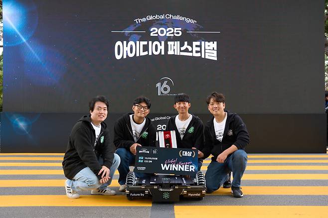 '액티브 옴니 내비게이션 트랜스포터'로 대상을 수상한 'ANT 랩'팀