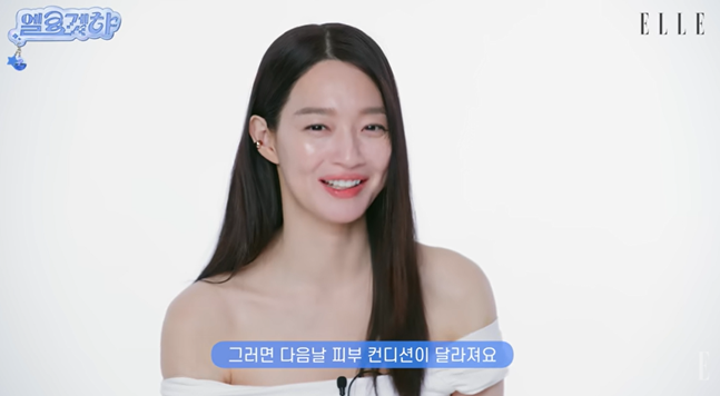 신민아는 밤에 세럼을 충분히 바르고 자면 다음날 피부 컨디션이 달라진다고 말했다. 사진='엘르 코리아' 유튜브 채널 캡처