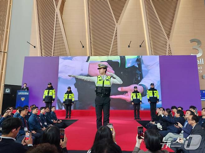 22일 인천 송도컨벤시아에서 열린 '제7회 국제치안산업대전'에서 경찰복제 쇼케이스 행사를 하고 있다. (경찰청 제공. 재판매 및 DB금지) 2025.10.22/뉴스1