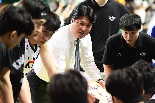 수원 KT 문경은 감독이 21일 원주 DB 프로미 아레나에서 열린 2025~2026 LG전자 프로농구 원주 DB와 경기에서 작전지시를 하고 있다. 사진 | KBL