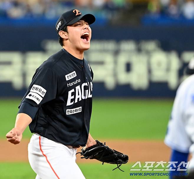 경기를 끝낸 문동주의 포효