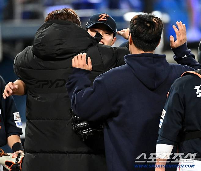 자신을 반기는 류현진을 보며 미소짓는 문동주