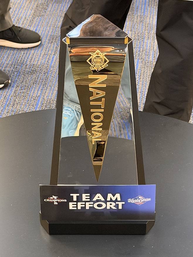 오타니 쇼헤이가 받은 챔피언십시리즈 MVP 트로피에 '팀의 노력'이라는 문구가 새겨져 있다. 사진=X 캡쳐
