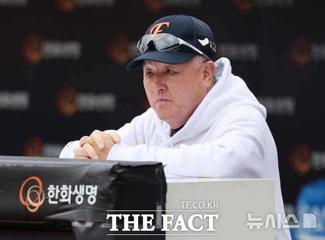 평소 '뚝심'과 '믿음'의 야구를 보였던 김경문 한화 이글스 감독이 삼성 라이온즈와의 플레이오프에서 '승부사'로 변신했다. /대구=뉴시스