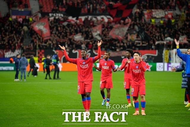 PSG의 이강인(맨 오른쪽)이 22일 2025~2026 UCL 리그 페이즈 3차전 레버쿠젠 원정경기에 후반 18분 교체멤버로 나서 7-2 대승의 기쁨을 동료들과 함께하고 있다/레버쿠젠(독일)=AP.뉴시스
