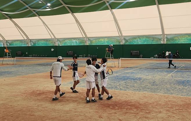 최소한 동메달 확정 뒤 기쁨을 나누는 군산대 선수들. 김경무 기자
