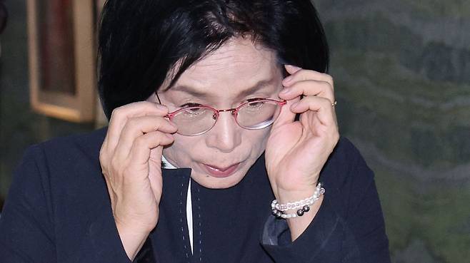 최민희 위원장이 16일 서울 여의도 국회에서 취재진 퇴장을 명령한 원자력안전위원회 등에 대한 국정감사 비공개 회의장으로 들어가고 있다. /뉴스1