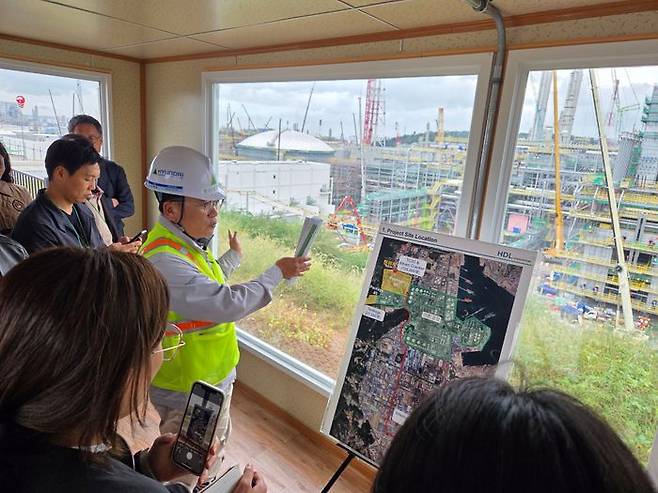 지난 21일 방문한 울산 울주군 온산국가산단 내 에쓰오일 샤힌프로젝트 건설 현장에서 이현영 현대건설 샤힌 에틸렌시설 건설공사 패키지 1 현장실장이 프로젝트 진행 상황에 대해 설명하고 있다. ⓒ데일리안 정진주 기자
