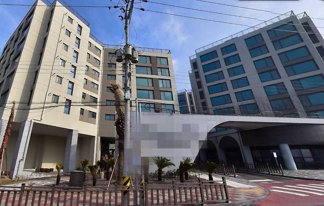 대규모 미분양으로 424채가 통째로 공매에 넘어간 제주시 애월읍의 한 아파트 단지. 잇따른 유찰로 공매가가 1000억 원 이상 하락하면서 현재 공매 절차가 중단된 상태다. 네이버 지도 캡처