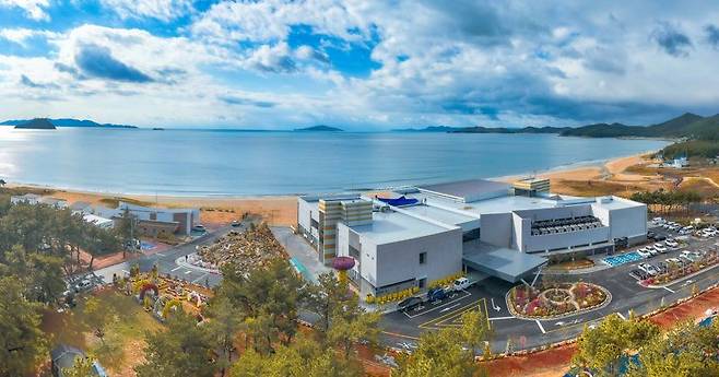 전남 완도군은 완도해양치유센터<사진> 누적 방문객 수가 11만명을 넘어서며 우리나라 웰니스 관광 거점으로 확고히 자리매김하고 있다고 22일 밝혔다. 완도군 제공