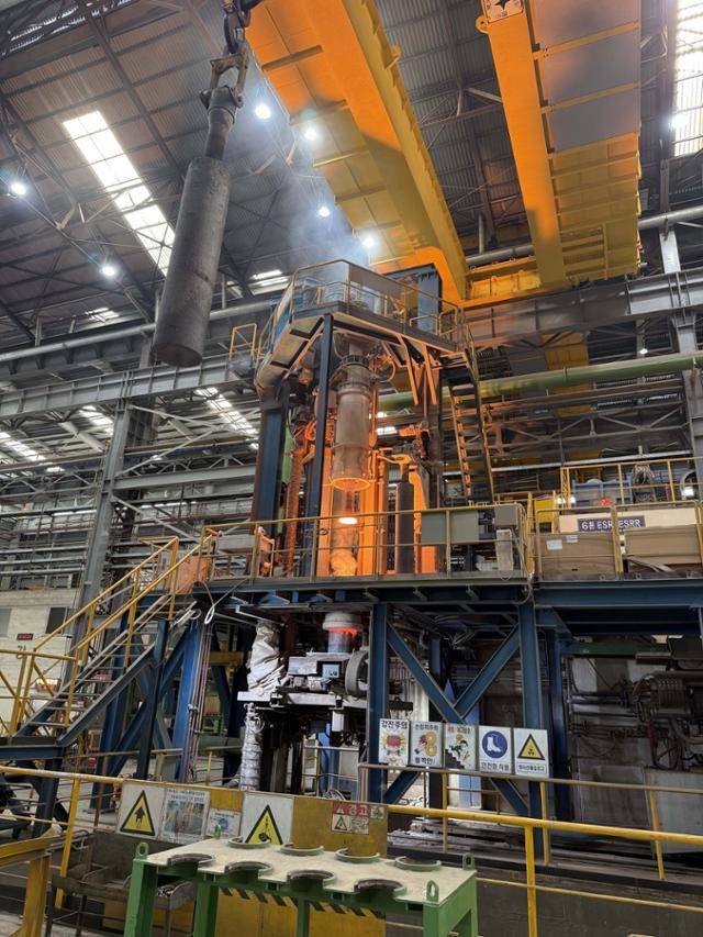 경남 창원시 세아창원특수강 특수제강 공장에서 진공 용해로에서 만들어진 특수합금이 꺼내지고 있다. 세아창원특수강 제공