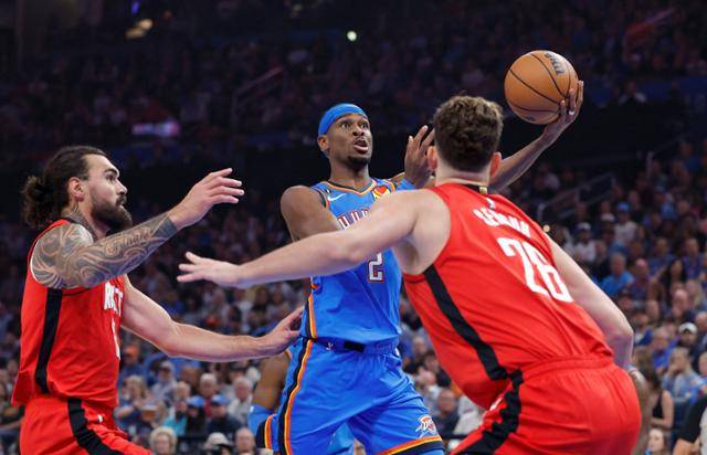 오클라호마시티의 샤이 길저스-알렉산더(가운데)가 22일 미국 오클라호마주 오클라호마시티 페이컴 센터에서 열린 휴스턴과의 2025~26 미국 프로농구(NBA) 개막전에서 레이업 슛을 시도하고 있다. 오클라호마시티=로이터 연합뉴스