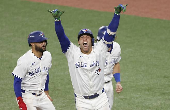 <yonhap photo-2708="">조지 스프링어가 지난 21일(한국시간) ALCS 7차전 7회 말 역전 결승홈런을 터뜨린 뒤 포효하고 있다. UPI=연합뉴스</yonhap>