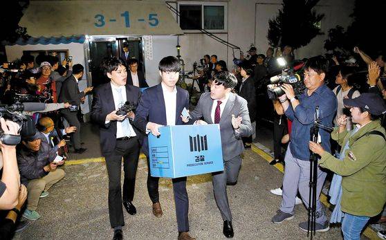 2019년 9월 24일 한 검찰 수사관이 조국 법무부 장관 자택을 압수수색한 뒤 압수물을 들고 이동하고 있다. 중앙포토