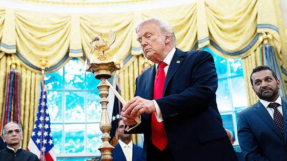 도널드 트럼프 미국 대통령이 21일(현지시간) 미국 워싱턴 DC 백악관 집무실에서 열린 디왈리 축하 행사에서 촛불에 불을 붙이고 있다. EPA=연합뉴스