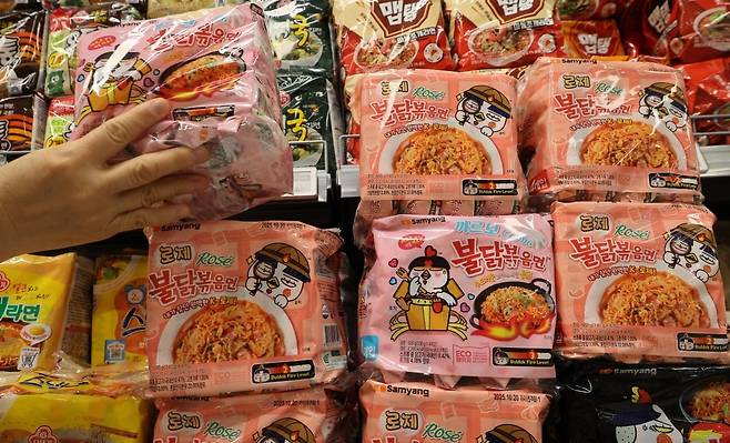 서울 한 대형마트 삼양식품 라면 판매대 모습. /사진=연합뉴스