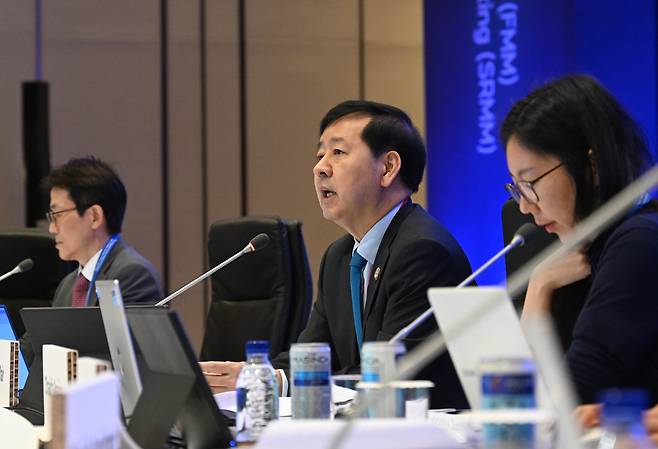 구윤철 부총리 겸 기획재정부 장관이 22일 인천 인스파이어 리조트에서 열린 아시아·태평양경제협력체(APEC) 재무·구조개혁 장관회의 합동세션을 주재하고 있다. 기획재정부 제공