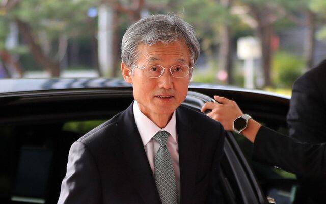 조희대 대법원장이 21일 서울 서초구 대법원으로 출근하고 있다. 조 대법원장은 더불어민주당의 사법개혁안에 대해 “공론화 과정에서 사법부 의견을 충분히 내겠다”고 밝혔다. 뉴시스