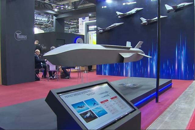 독일 타우러스 시스템스가 서울 아덱스 부스에서 첫 선을 보인 차세대 장거리공대지미사일 ‘카솜’은 다목적 전투기 FA-50에 체계통합시 공격력과 수출경쟁력을 획기적으로 높일 수 있는 것으로 평가된다. 타우러스 시스템스 제공