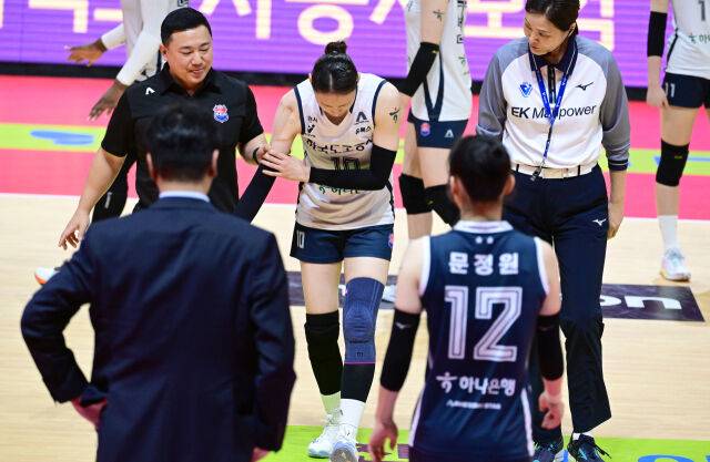 어깨 탈구 부상을 당한 배유나가 고통을 호소하며 교체되고 있다 / 한국배구연맹(KOVO)
