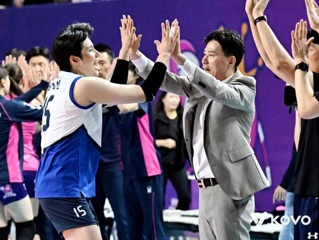 현대건설 김희진과 강성형 감독./KOVO