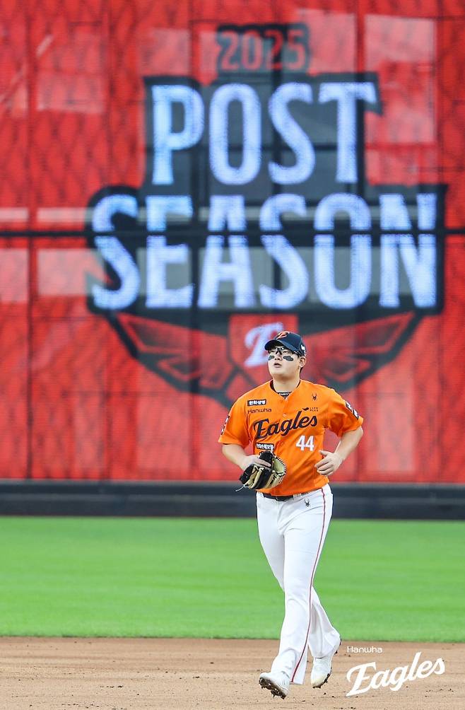 김서현이 18일 PO 1차전 9회초 등판을 위해 마운드로 달려가는 모습. 한화 이글스