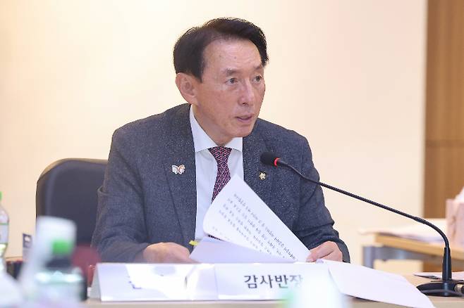 22일(현지시간) 캄보디아 프놈펜 주캄보디아 대사관에서 열린 국회 외교통일위원회 주캄보디아·주베트남·주태국·주라오스대사관 국정감사에서 김석기 위원장이 발언하고 있다. 연합뉴스