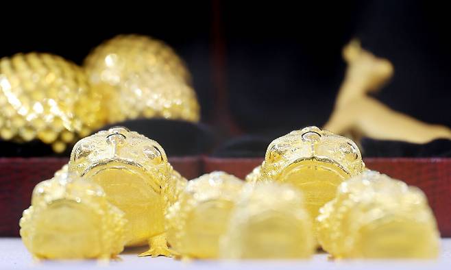 서울 종로구 한국금거래소 종로본점에 전시된 금 상품. 연합