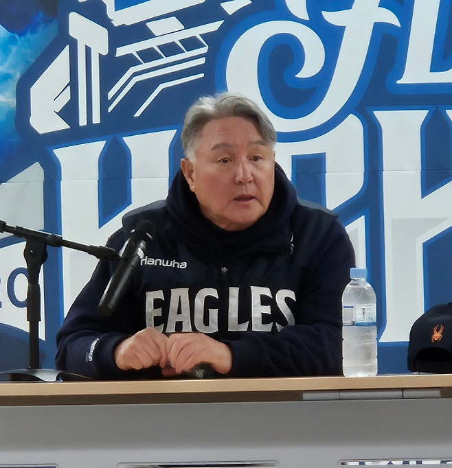 김경문 한화 이글스 감독이 22일 대구 삼성라이온즈파크에서 플레이오프 4차전을 앞두고 전략을 밝히고 있다. 대구 박성국 기자