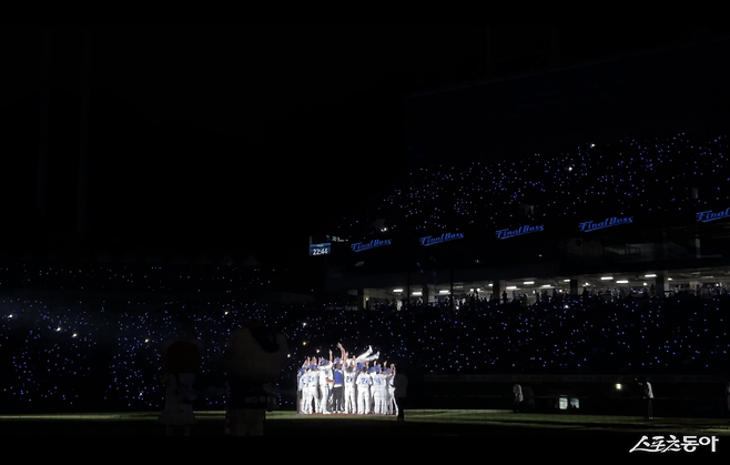 삼성 오승환이 9월 30일 대구삼성라이온즈파크에서 열린 은퇴식 도중 헹가래를 받고 있다. 사진 제공 |남고운 학생(진량고 2)