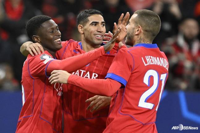 파리 생제르망(PSG) 선수들이 22일 오전 4시(한국시간) 독일 레버쿠젠의 바이아레나에서 열린 2025~2026시즌 UCL 리그 페이즈 3차전 레버쿠젠을 상대로 득점 후 함께 기뻐하고 있다. /AFPBBNews=뉴스1
