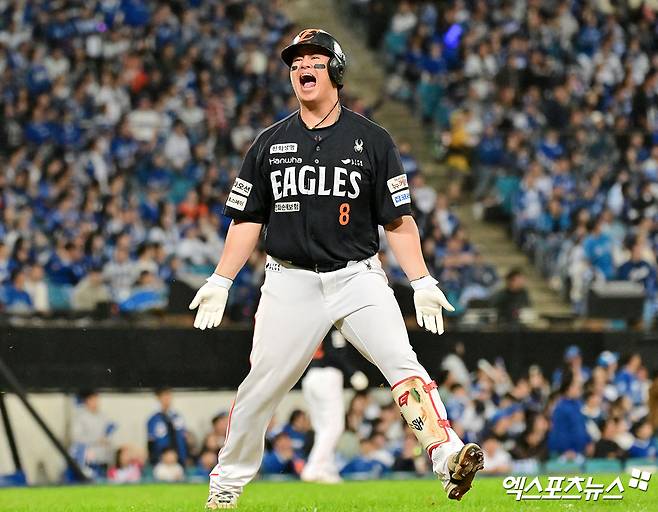 21일 오후 대구삼성라이온즈파크에서 열린 '2025 신한 SOL Bank KBO 포스트시즌' 한화 이글스와 삼성 라이온즈의 플레이오프 3차전 경기, 5회초 2사 3루 한화 노시환이 투런 홈런을 날리고 있다. 대구, 김한준 기자