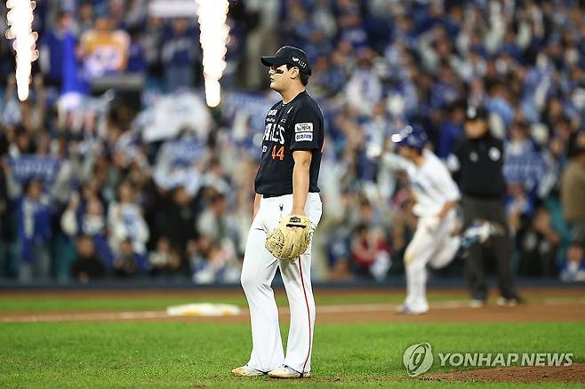 김서현 ‘망연자실’ (대구=연합뉴스) 윤동진 기자 = 22일 대구삼성라이온즈파크에서 열린 2025 KBO 포스트시즌 플레이오프 한화 이글스 대 삼성 라이온즈 4차전. 6회 말 1사 1,3루 때 삼성 김영웅에게 3점 홈런을 맞은 한화 투수 김서현이 허탈한 표정을 짓고 있다. 2025.10.22 mon@yna.co.kr