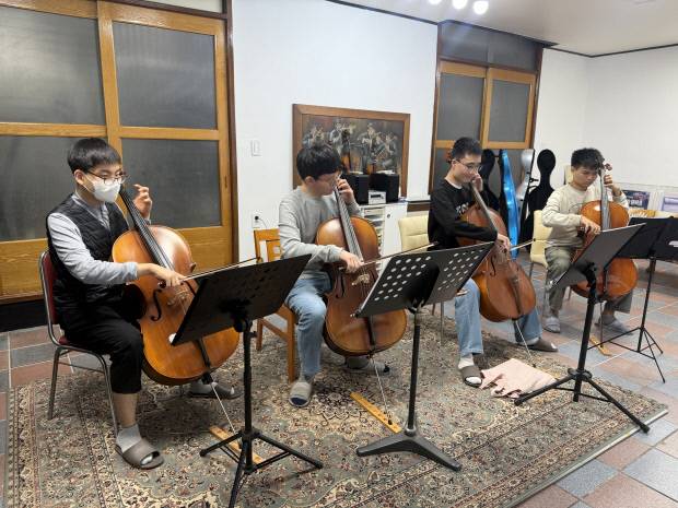 빛고을시민문화관 아트스페이스 소극장에서 오는 25일 ‘영·호남 사랑의 교류 연주회’가 열린다. 왼쪽부터 유니크앙상블의 고영주, 이루민, 윤준서, 김진규 군이 연습을 하는 모습.