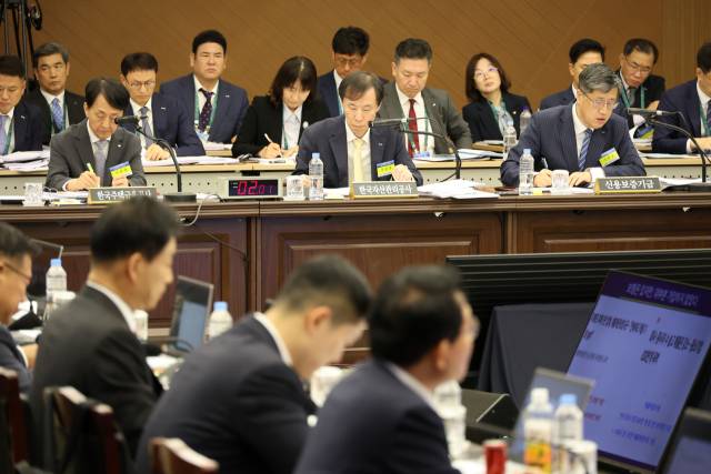 국회 정무위원회 국정감사가 23일 오후 부산 남구 부산국제금융센터(BIFC)에서 진행됐다. 피감기관인 한국주택금융공사, 한국자산관리공사, 신용보증기금 이사장들이 의원들의 질의에 답하고 있다. 이현정 기자