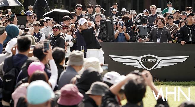 김민규가 23일 열린 제네시스 챔피언십 1라운드에서 샷을 하고 있다.
