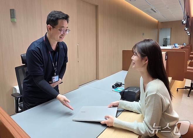 삼성전자서비스의 전문 엔지니어에게 삼성 노트북 무료점검을 받고 있는 모습.(삼성전자 제공)