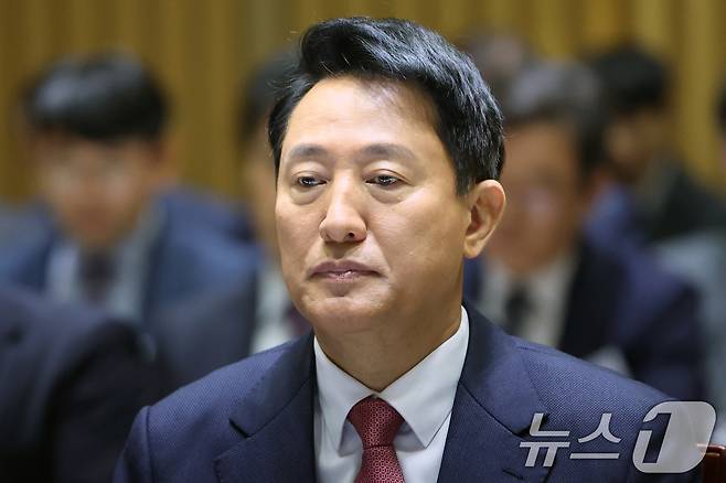 오세훈 서울시장이 23일 오전 서울 중구 서울시청에서 열린 국회 행정안전위원회 서울시청 국정감사에서 생각에 잠겨있다. 2025.10.23/뉴스1 ⓒ News1 황기선 기자