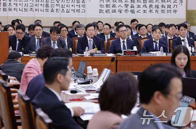 정진우 서울중앙지검장이 23일 서울 여의도 국회 법제사법위원회에서 열린 서울고등검찰청·서울중앙지방검찰청 등에 대한 국정감사에서 의원 질의에 답변하고 있다. 2025.10.23/뉴스1 ⓒ News1 신웅수 기자