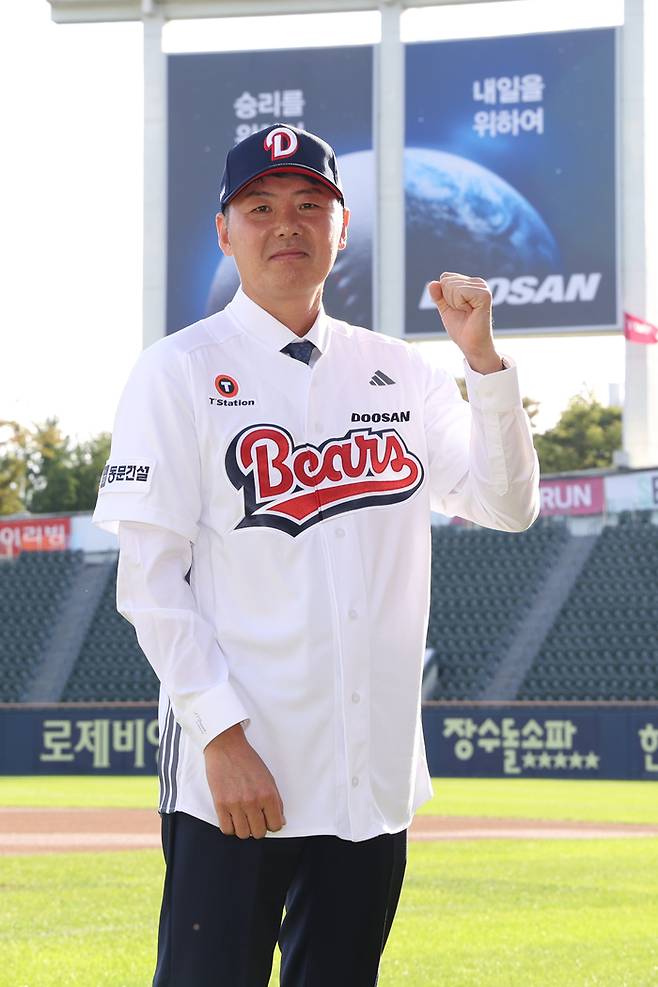 두산 김원형 감독이 23일 서울 잠실구장에서 열린 감독 취임식 후 기념 촬영을 하고 있다. 사진 | 두산 베어스
