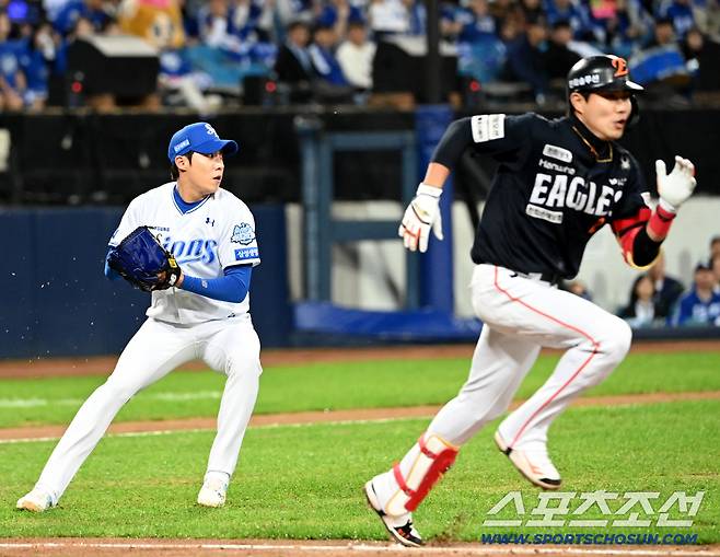 22일 대구 삼성라이온즈파크에서 열린 한화와 삼성의 플레이오프 4차전, 5회초 무사 1루 원태인이 심우준의 희생번트 타구를 잡아 1루가 아닌 2루로 던지고 있다. 1루주자 최재훈이 2루 세이프 되며 무사 1,2루의 상황이 펼쳐졌다. 대구=허상욱 기자wook@sportschosun.com/2025.10.22/