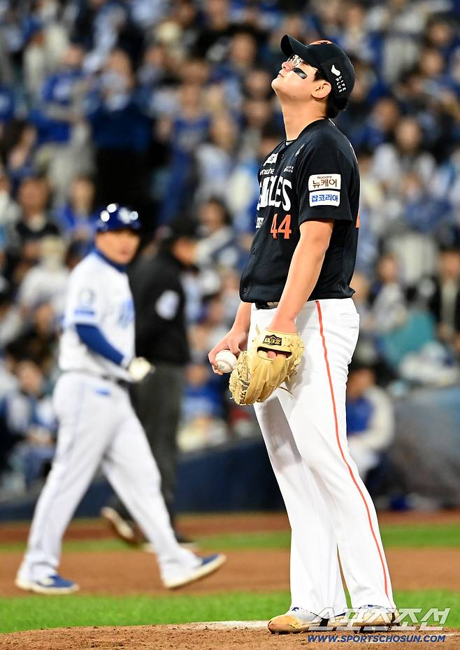 22일 대구 삼성라이온즈파크에서 열린 한화와 삼성의 플레이오프 4차전, 6회말 동점을 허용한 김서현이 강판되며 아쉬워하고 있다. 대구=허상욱 기자wook@sportschosun.com/2025.10.22/