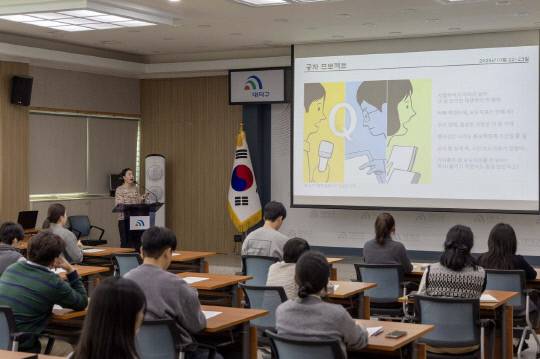 대전 대덕구 관계자들이 22일 구청 대회의실에서 '맞춤형 구정 홍보 전략 교육'을 진행하고 있다. 대덕구 제공