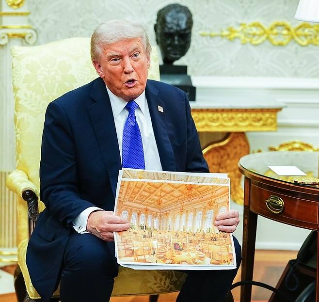 도널드 트럼프 미국 대통령이 22일 워싱턴디시 백악관 집무실에서 마르크 뤼테 나토 사무총장과 회동하는 자리에서 새 백악관 연회장 내부 조감도를 보여주고 있다. 트럼프 대통령과 뤼테 사무총장은 러시아와 싸우고 있는 우크라이나를 어떻게 지원할 것인지 논의하기 위해 만났다. EPA연합뉴스