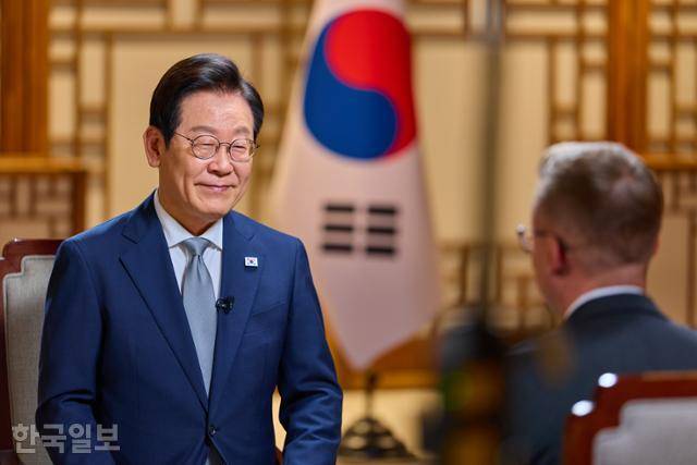 이재명 대통령이 지난 21일 서울 용산 대통령실 청사에서 CNN과 인터뷰를 하고 있다. 대통령실 제공