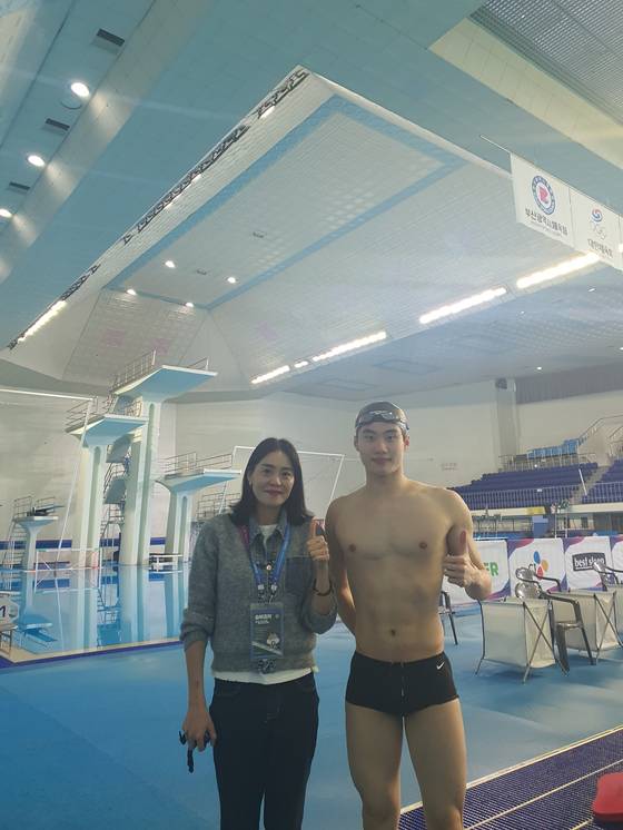 이보은 강원도청 감독과 황선우. 이보은 감독은 선수시절 주 종목이 자유형 50m, 100m였다. 이 감독은 10년간 대표로 뛰었고, 체전에서 38개의 금메달을 받았다. 사진 강원도청