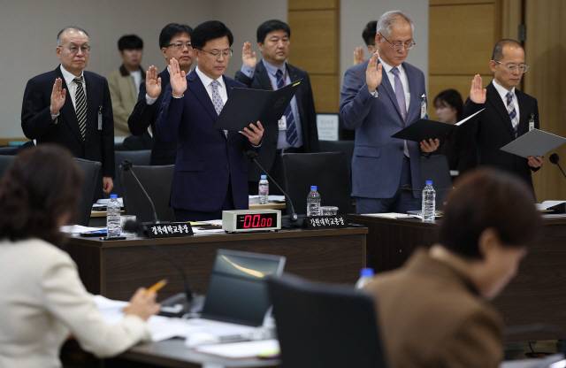 ▲ 대구시교육청에서 22일 열린 국회 교육위원회의 국정감사에서 출석한 경북대학교, 강원대학교, 경북대병원, 강원대병원, 경북대치과병원, 강릉원주대치과병원의 총장과 병원장들이 선서를 하고 있다. 연합뉴스