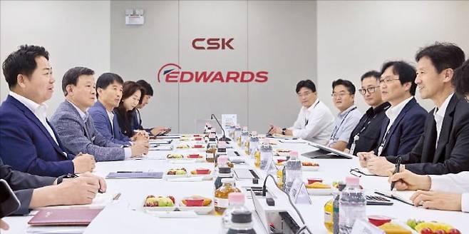 오세현 아산시장(맨 왼쪽)이 에드워드코리아 아산공장을 방문해 애로사항을 듣고 있다. /아산시 제공